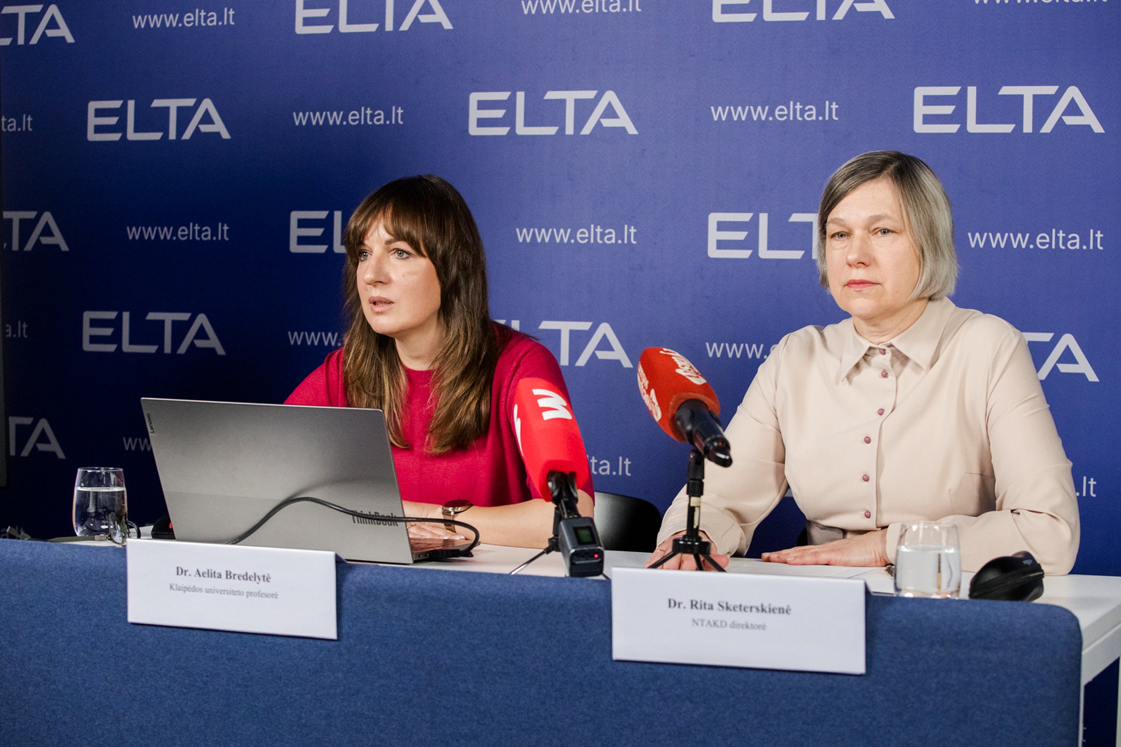 Klaipėdos universiteto profesorė dr. Aelita Bredelytė ir NTAKD direktorė dr. Rita Sketerskienė (ELTA nuotr.).
